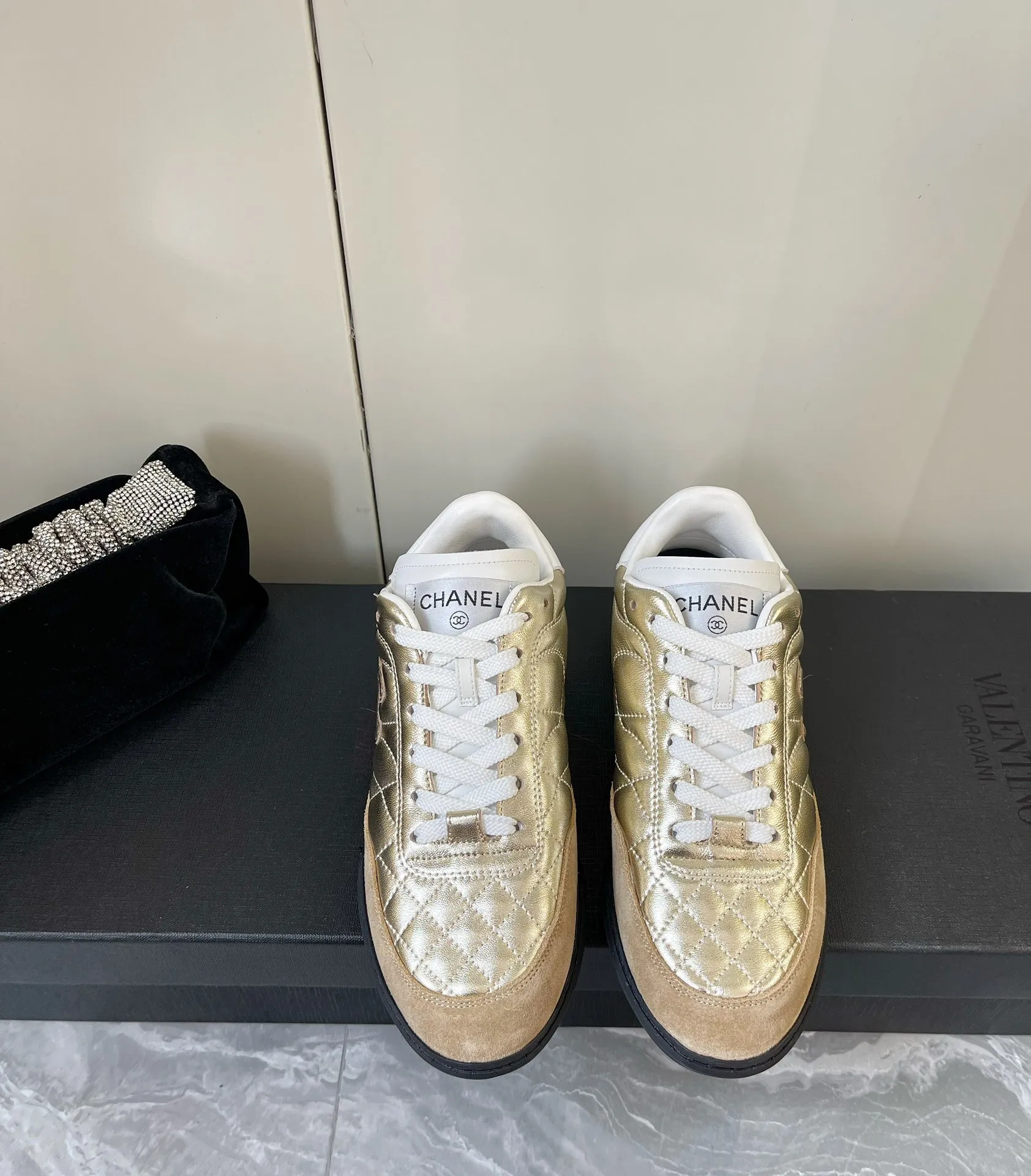 👟👟Ex-factory price 520👟👟 𝐂𝐇𝐀𝐍𝐄𝐋 Chanel's latest rhombus sports sneakers, new color white shoes ✔️ Full cowhide leather surface. The new color matching fabric adds many elements to make it look very exquisite. It will make your legs look longer when you put it on. Authentic counter replica. The upper foot can be said to be really super good! Size: 35-40 original packaging